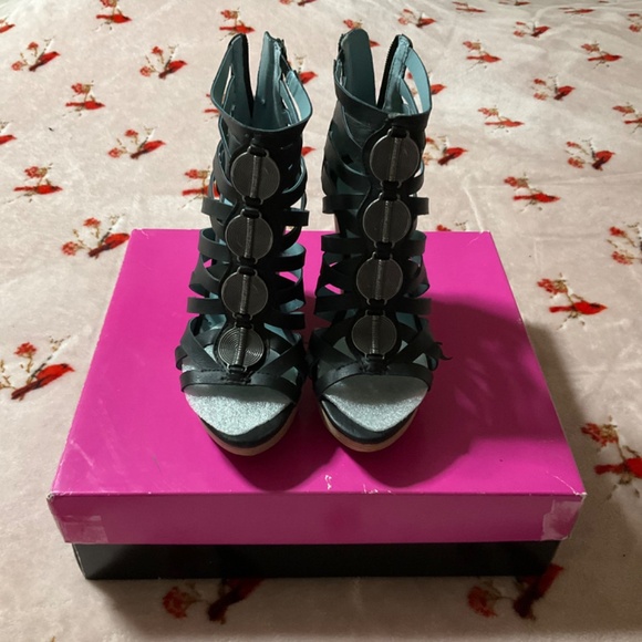 NIB Miranda Lambert Black wedge sandal Size 6 1/2 4.25” heel Back zip Gladiator - Picture 12 of 13